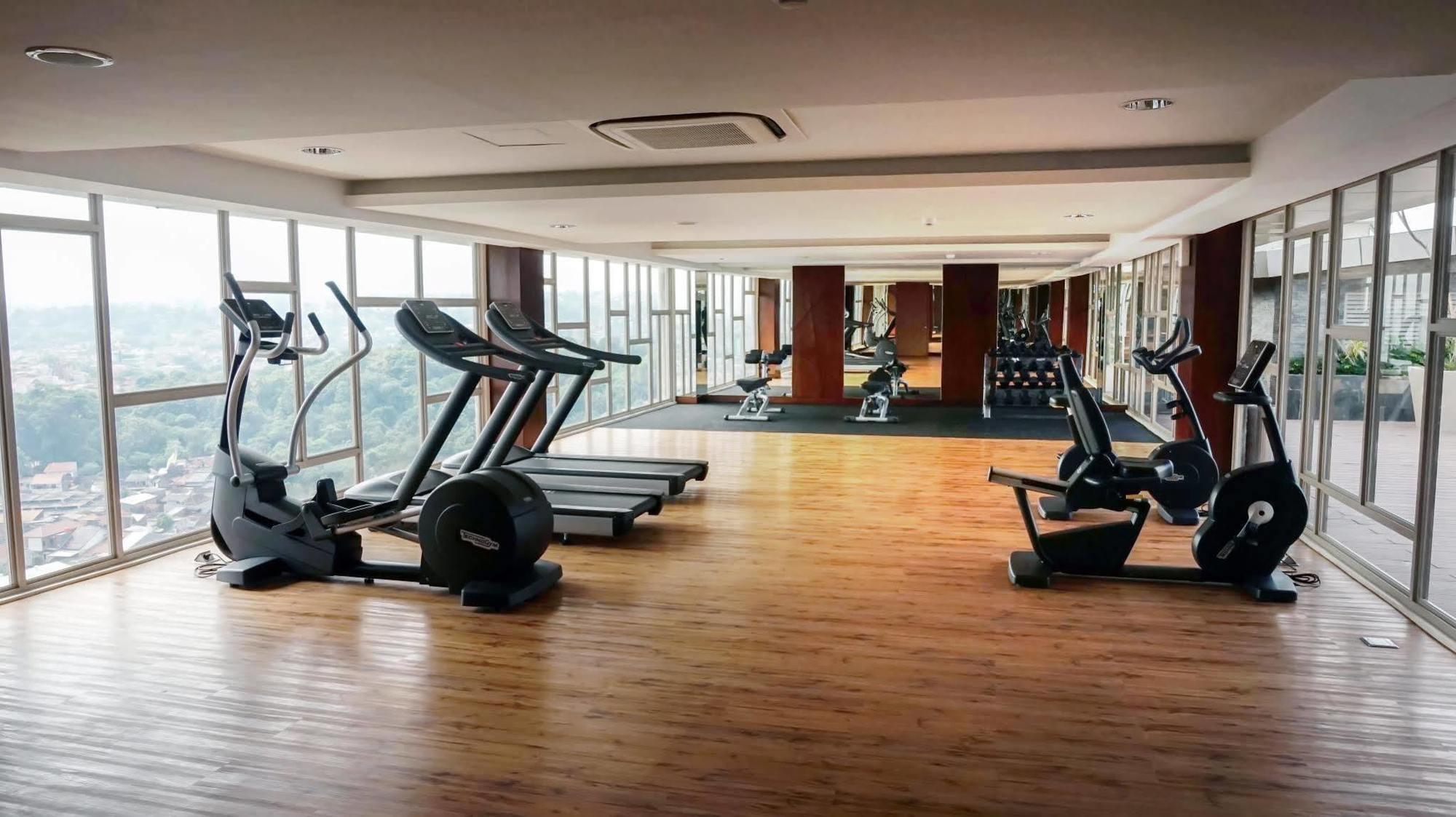 Louis Kienne Hotel Pandanaran Семаранг Екстериор снимка