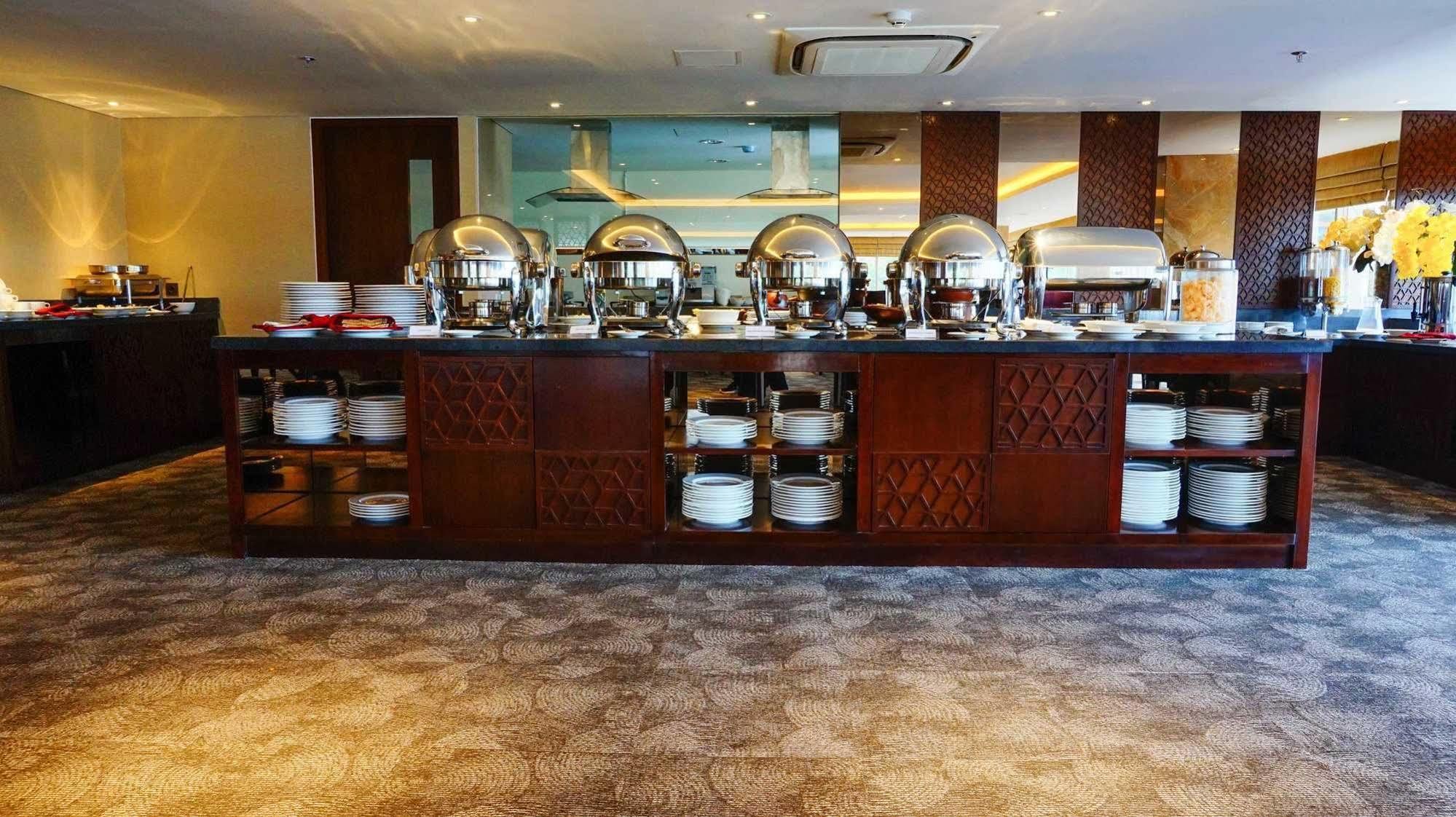 Louis Kienne Hotel Pandanaran Семаранг Екстериор снимка