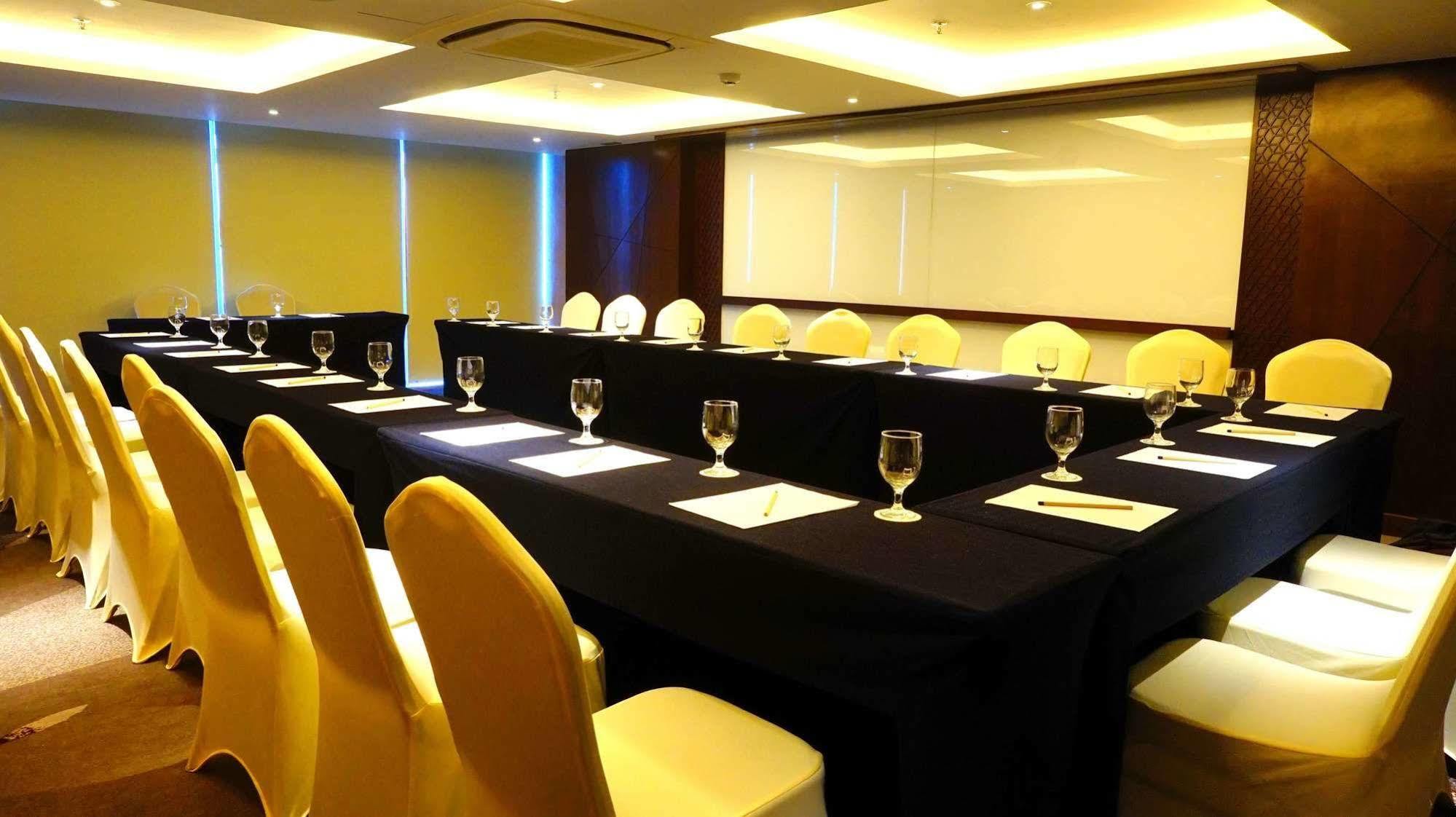 Louis Kienne Hotel Pandanaran Семаранг Екстериор снимка