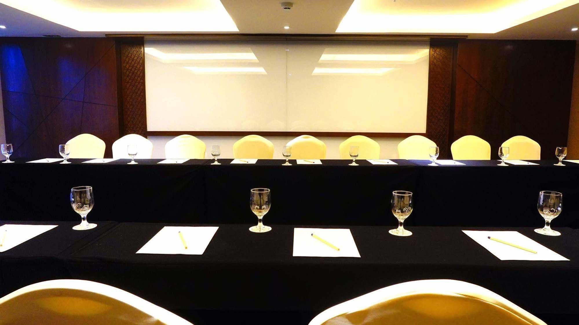 Louis Kienne Hotel Pandanaran Семаранг Екстериор снимка