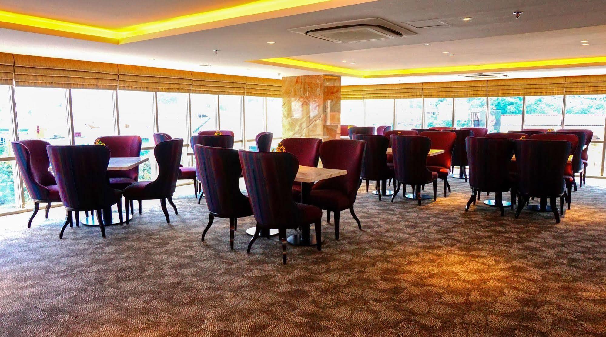 Louis Kienne Hotel Pandanaran Семаранг Екстериор снимка